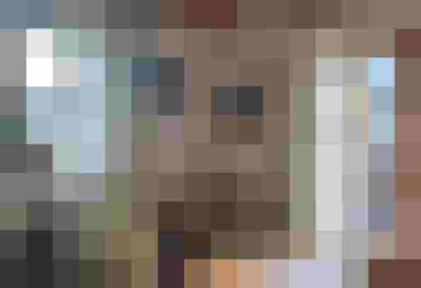 Gemütlicher Raum mit floralem Interieur, Fernseher und Balkon für entspannte Urlaubstage.