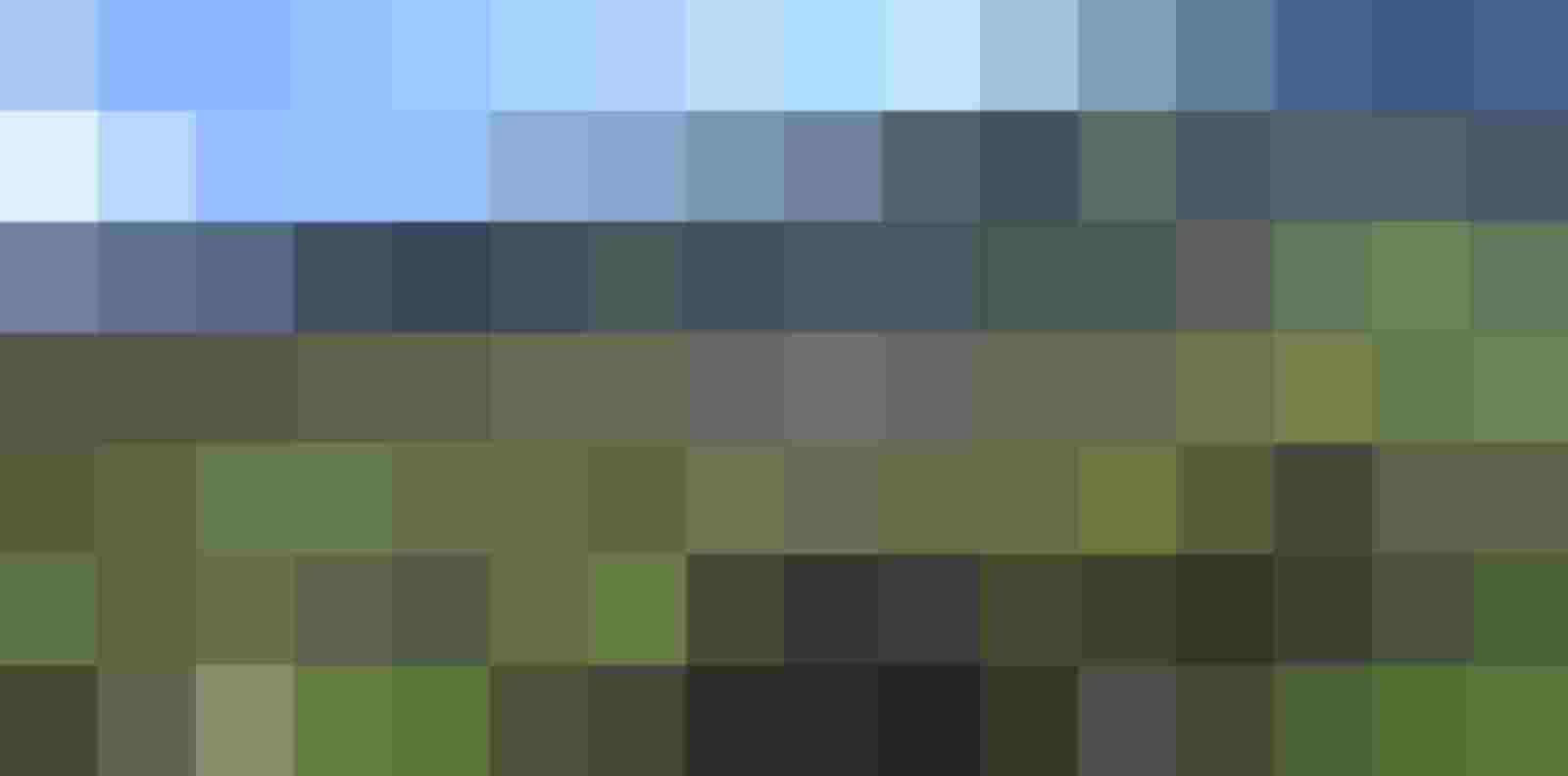 Berglandschaft mit grünen Wiesen, Felsen und Bäumen im Salzburger Land unter blauem Himmel.