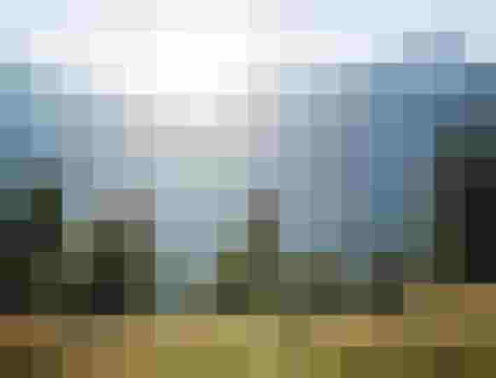 Familie wandert im Salzburger Land mit Bergen und Bäumen im Hintergrund. Sommerliche Naturerlebnisse.