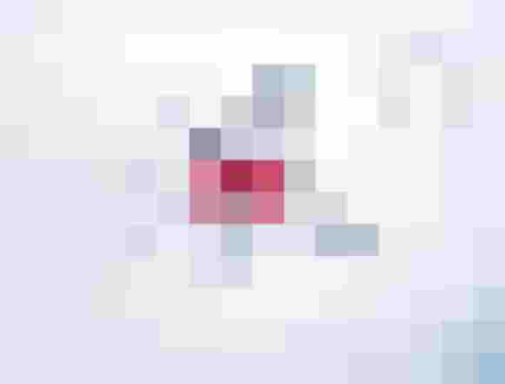 Skifahrer im Schnee mit Berglandschaft und Lift im Hintergrund, perfektes Wintervergnügen.