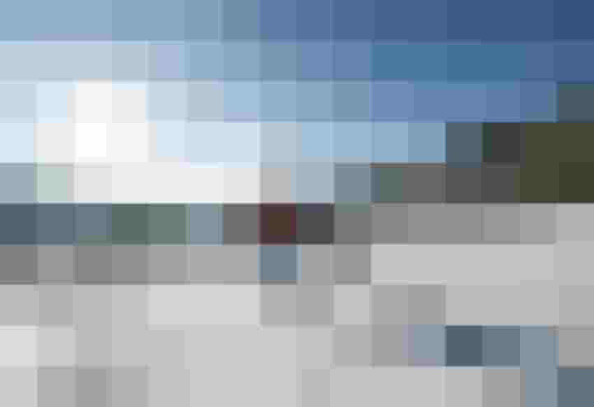 Langstreckenskifahrer auf verschneiter Strecke im Salzburger Land mit sonnigem Himmel.