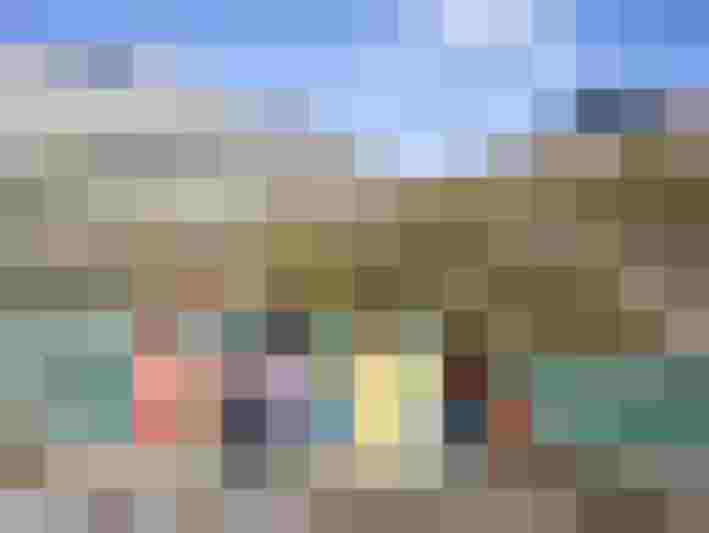 Drei Personen und ein Hund sitzen am See in den Alpen, die Natur ist atemberaubend.