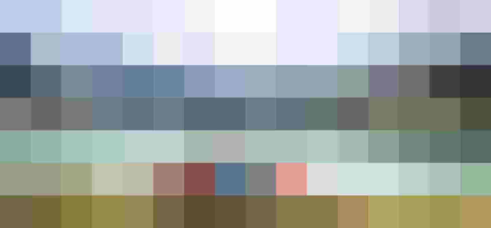 Familie sitzt am Ufer eines Bergsees und genießt die Aussicht auf die umliegenden Berge.